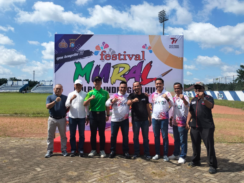 Hari Bhayangkara ke 77, Lukisan Peserta Mural Menambah Keindahan Stadion Narasinga Rengat