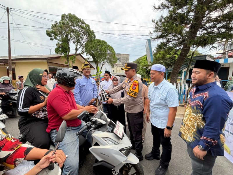 Sosialisasi Green Policing Polres Inhu Bersama Bubuhan Banjar dan Pemuda Inhil Berbagi Bibit Pohon dan Takjil