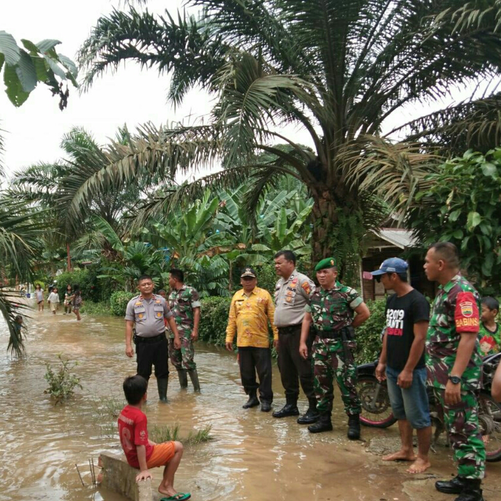 Upika Batang Gansal, Tinjau Banjir di Desa Penyaguan