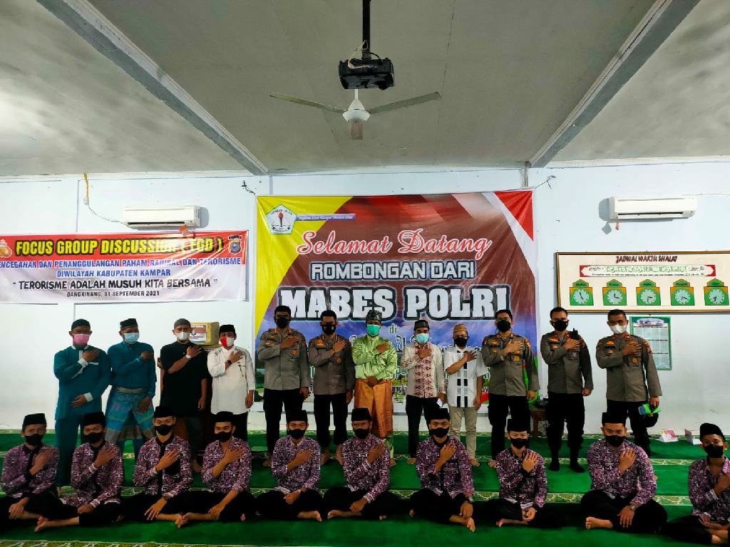 Divisi Humas Polri Gelar FGD di Ponpes SMP-SMA IT Bangkinang dengan Tema Terorisme Musuh Bersama