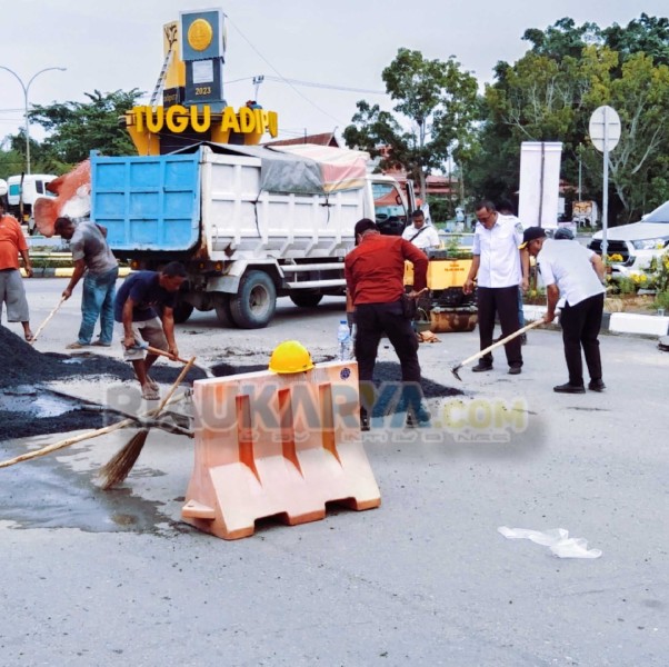 Kadis PUTR Rohil Bersama Kabid Pemeliharaan Jalan & Jembatan Turun Langsung Perbaiki Jalan