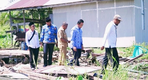 Wabup Sulaiman Serahkan Bantuan Renovasi Rumah Tidak Layak Huni dari BAZNAS Rohil