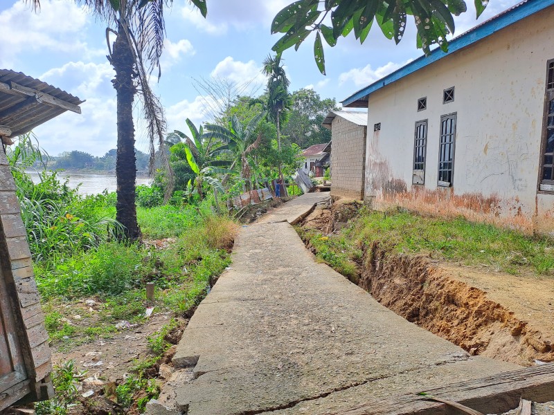 Abrasi Sungai Indragiri Kian Parah, Dua Rumah Warga Pasir Kemilu Terancam Hanyut