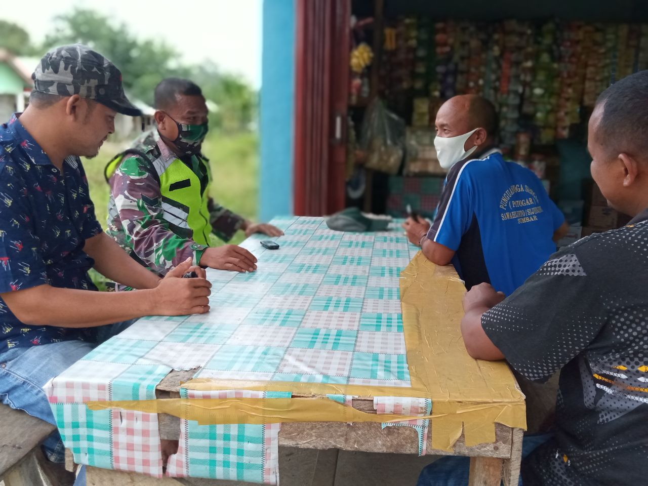 Gelorakan 3 M, Sertu Lisbon Gultom Berikan Edukasi Pakai Masker Kepada Warga