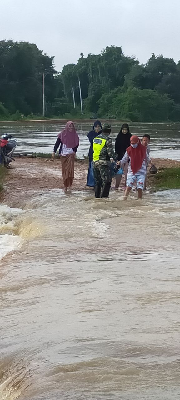 Akibat Diterpa Banjir Babinsa Baturijal Hilir Dampingi Warga Melalui Akses Jalan DM