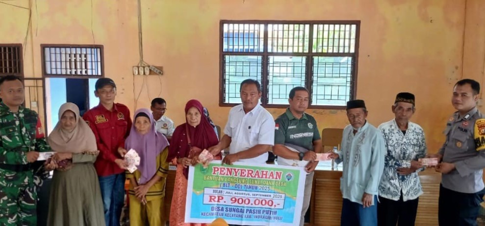 Penyaluran BLT-DD Tahap III 2025, Pemdes Sungai Pasir Putih Serahkan Rp900 Ribu ke Setiap KPM