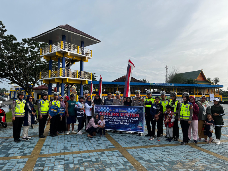 Bawa Coklat dan Pesan Pemilu Damai, Polwan Cantik Beraksi di CFD Rengat