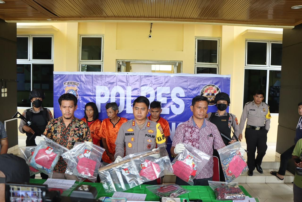 Kapolres Kuansing Lakukan Press Release Pengungkapan Kasus Pencurian Dan Mengakibatkan  Hilangnya Ny