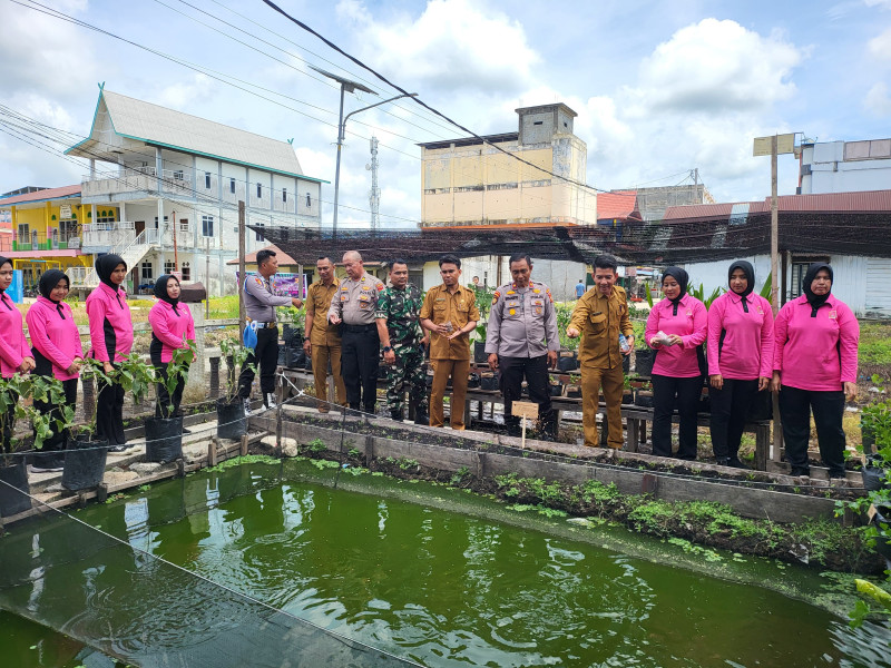 Kapolsek Kateman dan Bhayangkari Dorong Pemanfaatan Pekarangan untuk Ketahanan Pangan