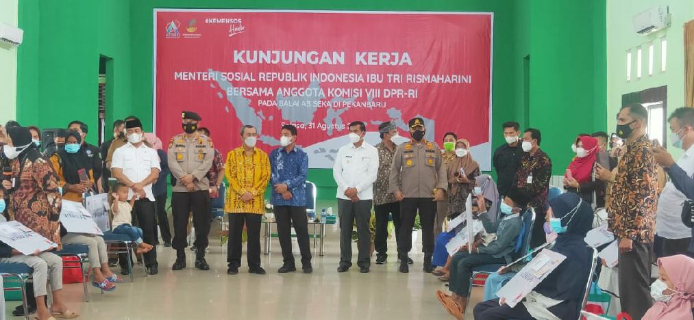Kapolresta Pekanbaru Dampingi Mensos RI Dalam Kunker ke Riau
