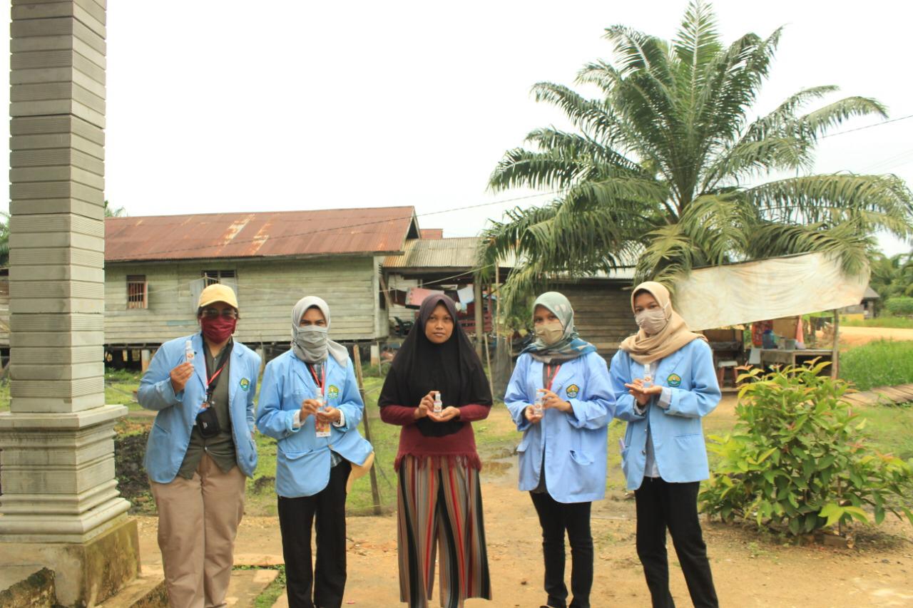 Salut, Mahasiswa Relawan UNRI Desa Rawa Bangun Bagikan Handsanitizer Door To Door ke Rumah Warga