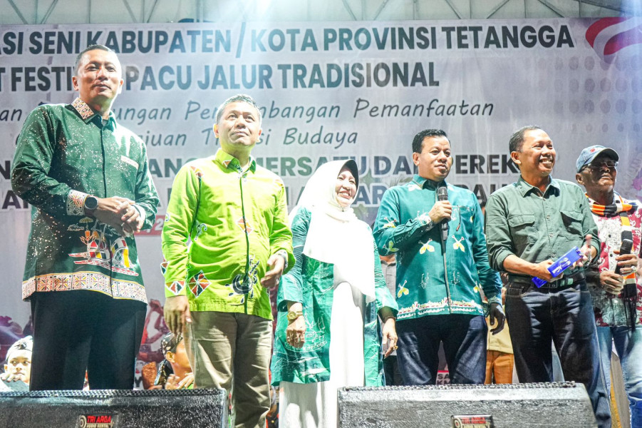 Buka  Malam Apresiasi Seni  Bupati Festival Pacu Jalur Tradisional Sebagai Ajang Pemersatu Budaya Antar Daerah