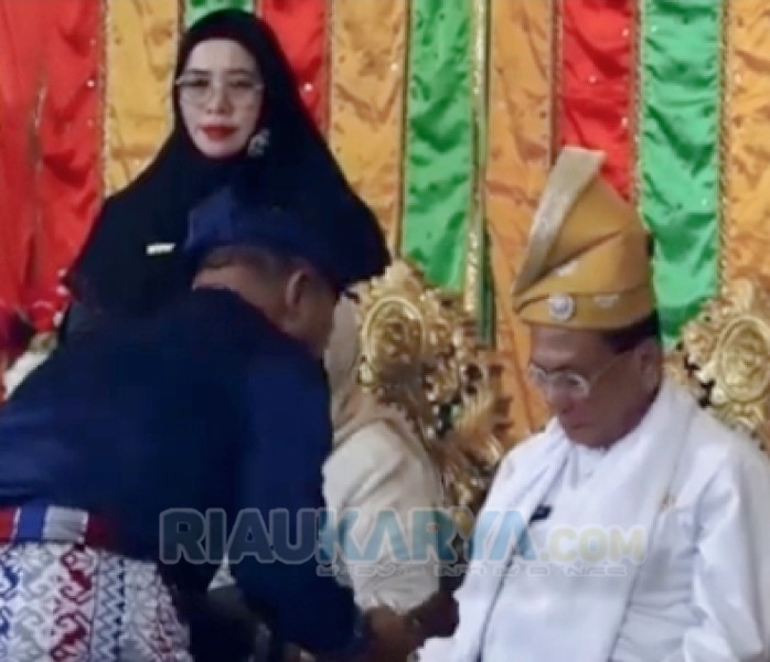 Wakil Ketua III DPRD Rohil Lakukan Tepuk Tepung Tawar Bupati dan Wakil Bupati