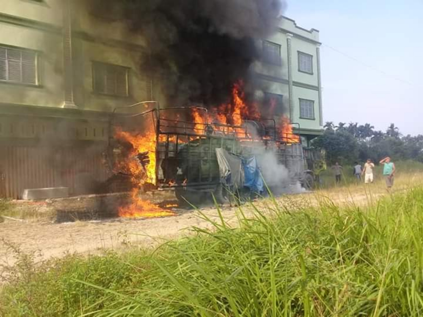 Sebuah Truk Tronton Terbakar di Belilas