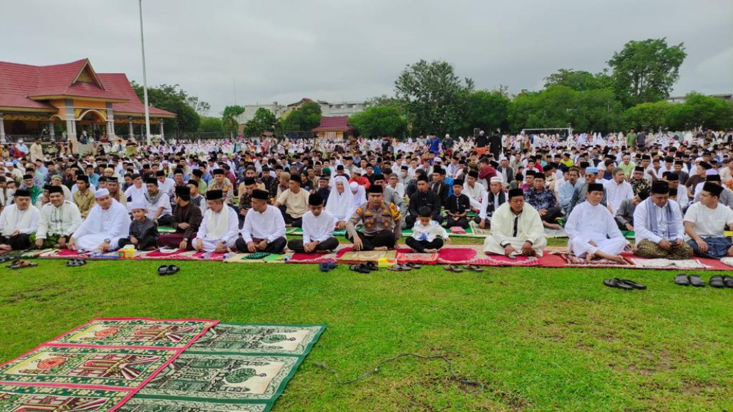 Kapolres Bersama Forkompinda Sholat Idul Fitri 1444 H Dilapangan Limuno