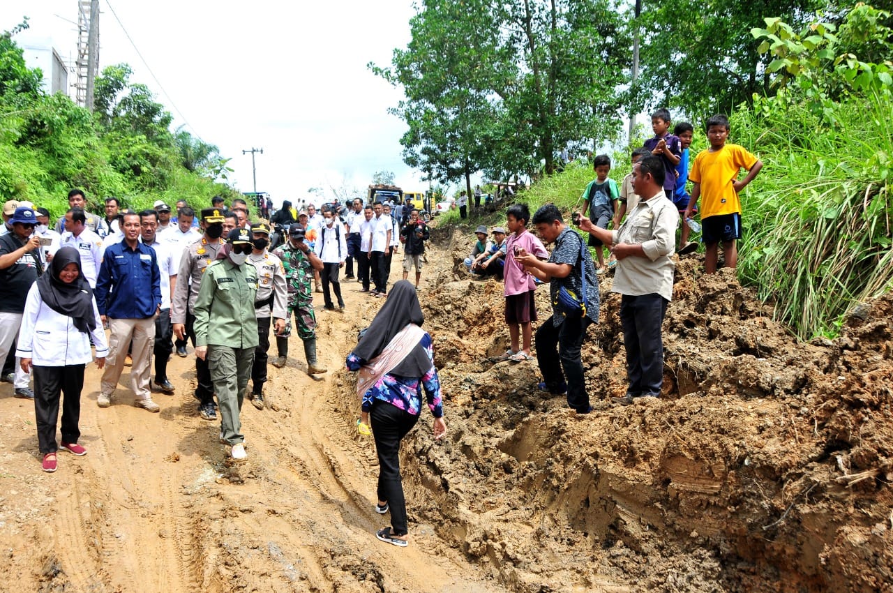 Tindak Lanjuti Permintaan Bupati Inhu, Perusahaan Gerak Cepat Perbaiki Jalan di Batang Cenaku