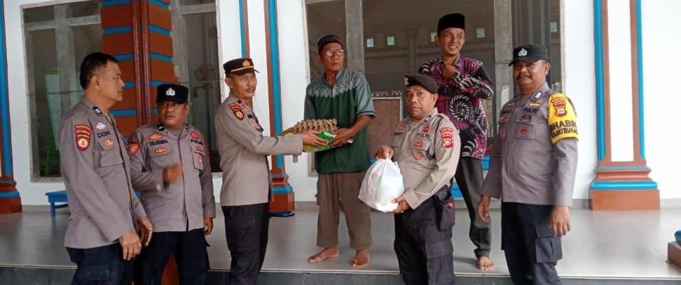 Tebar Kepedulian di Bulan Suci, Polsek Ujung Batu Salurkan Sembako dan Bansos kepada Pengurus Masjid