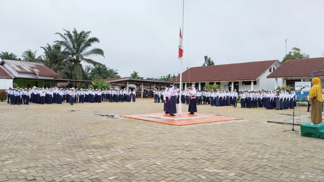 Pengawas Jadi Irup, Tekankan Disiplin dan Tinjau Ujian di SMPN 4 Seberida