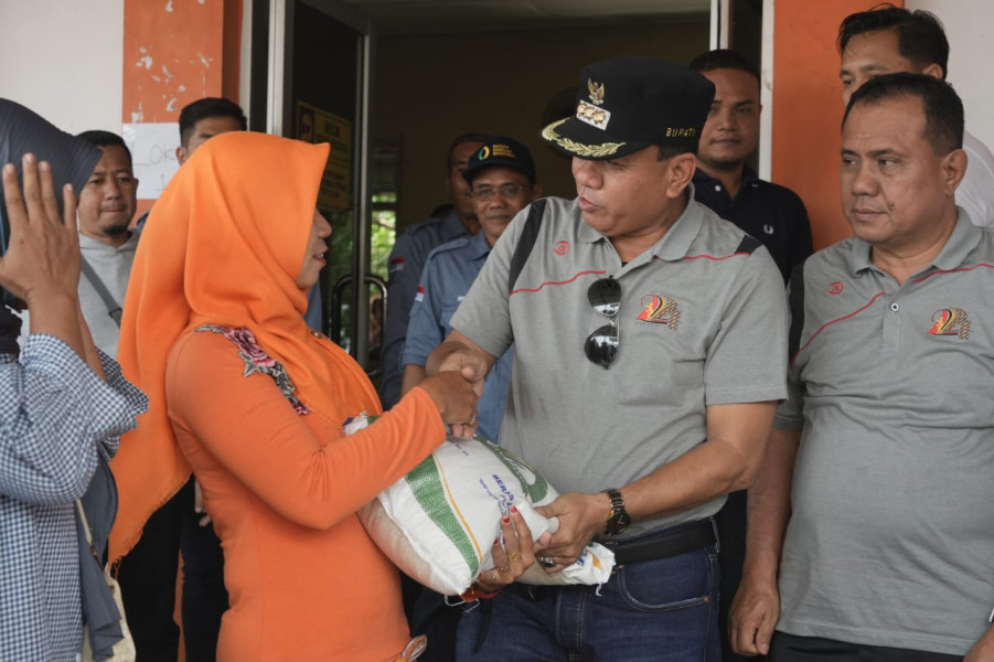 Terima Bantuan Beras, Warga Apresiasi Gerak Cepat Bupati Suhardiman