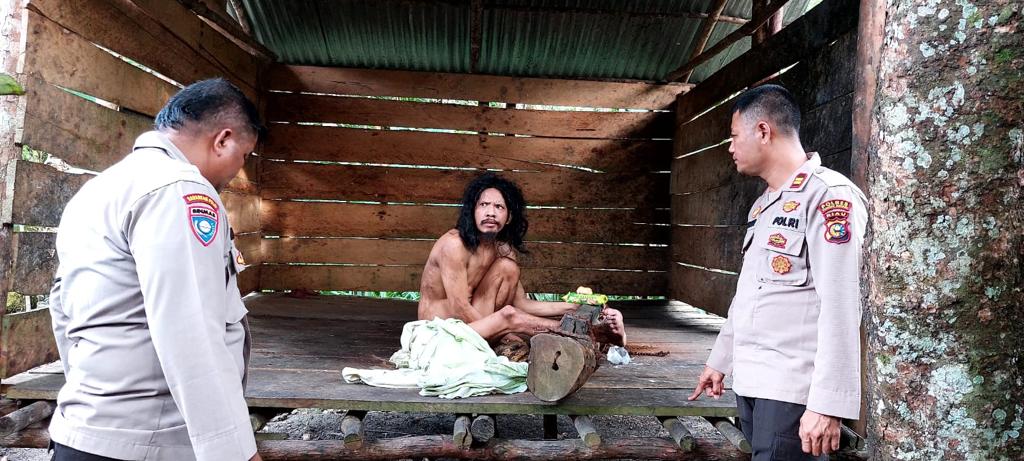 Kunjungi ODGJ yang dipasung,  Kapolsek Logas Tanah Darat Sampaikan Pesan Ini Kepada keluarganya