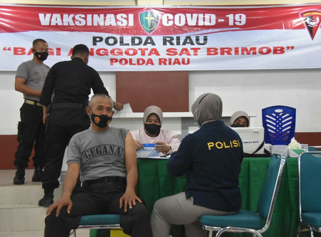 Personil Brimob Riau Jalani Vaksinasi Covid-19 Tahap ke 2