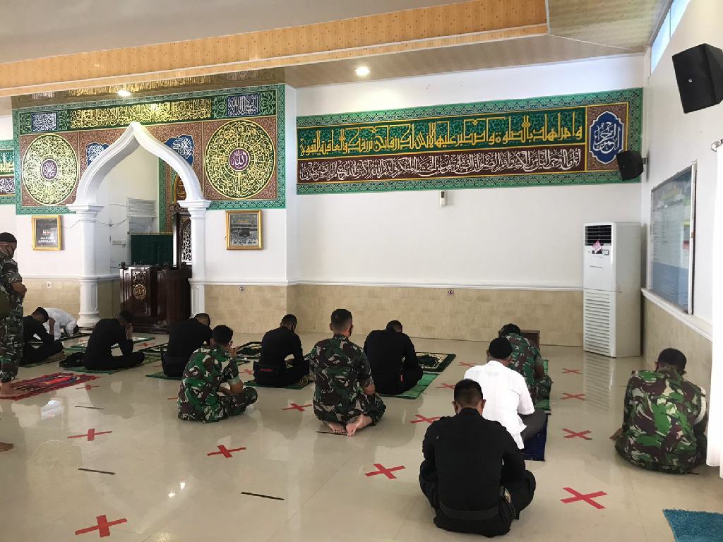 Perkokoh Sinergitas TNI-Polri, Brimob Riau Shalat Jum’at Bersama TNI AU di Masjid Amrullah
