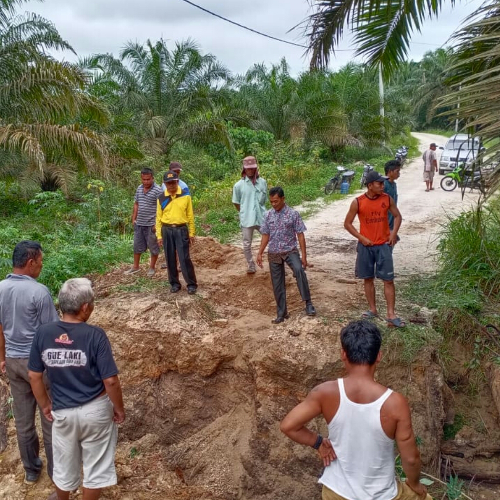 Diterjang Banjir, Akses Jalan di Dusun Kayu Kawan Sei Akar Terputus