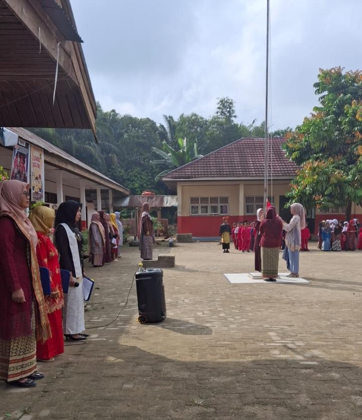 Peringati Hari Kartini, SDN 003 Belimbing Gelar Upacara dengan Pakaian Adat Nusantara