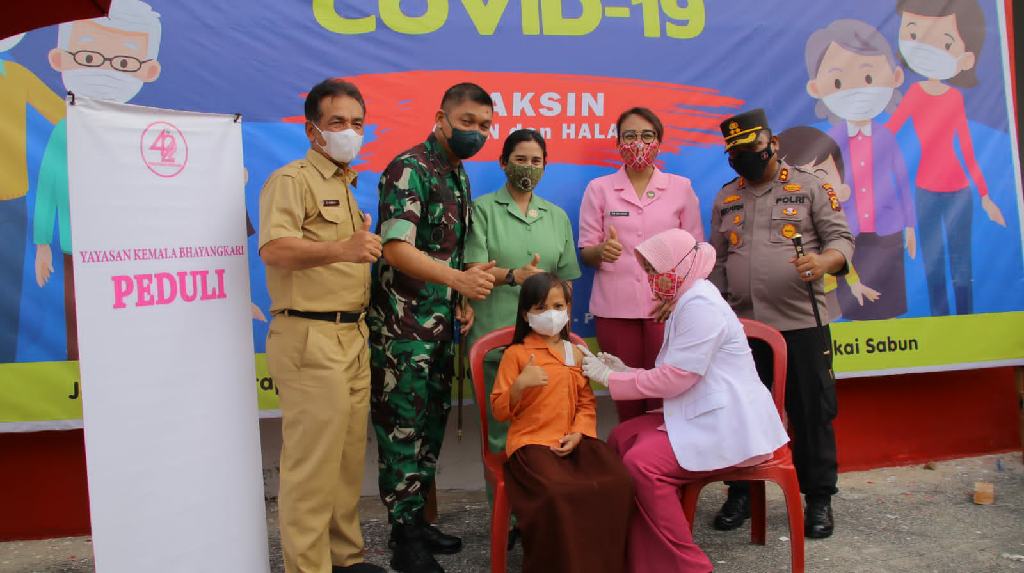 Hadiri Vaksinasi Massal Serentak di Siak Hulu, Ny. Beatrick Rido Beri Motivasi dan Edukasi