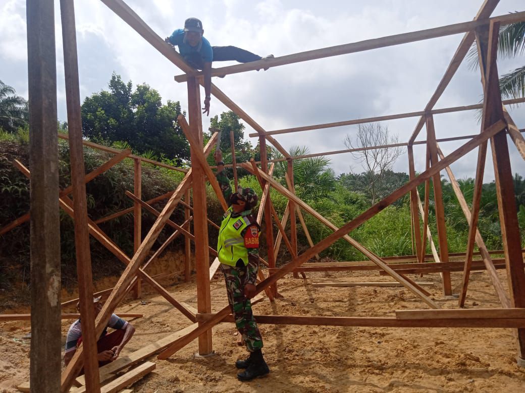 Goro Pembangunan Rumah, Warga Batang Peranap Mengaku Bangga Hadirnya Pengayom Masyarakat