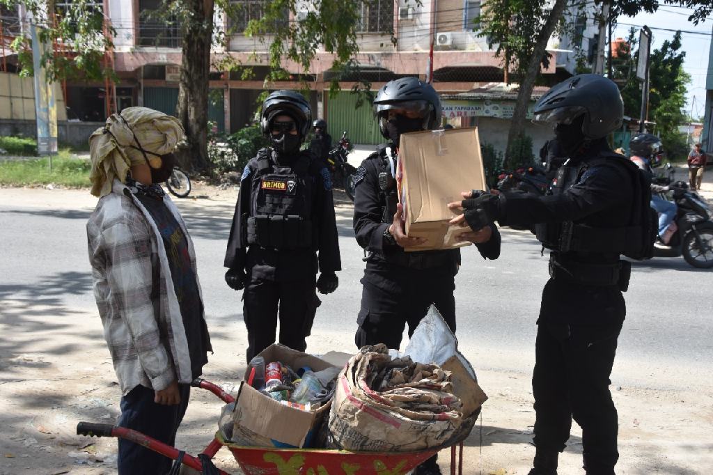 Pemulung Terima Paket Sembako dari Personel Patroli Brimobda Riau