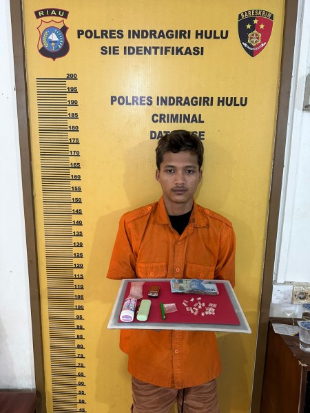 Penggrebekan di Kampung Dagang Rengat, 23 Paket Narkoba Disita, Satu Tersangka Diborgol