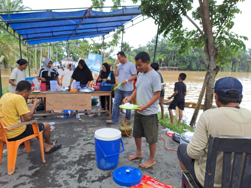 Pemdes Pulau Lancang Siagakan Tenda Hingga Makanan Untuk Warga Yang Terkena Banjir