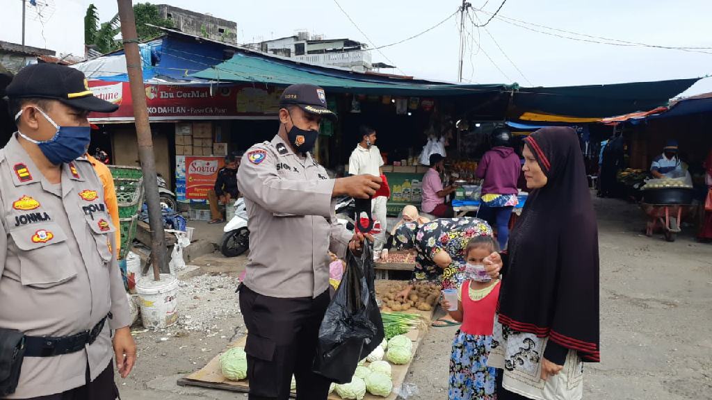 Personil Polsek Sukajadi Bagikan Masker Gratis ke Pedagang dan Pengunjung Pasar