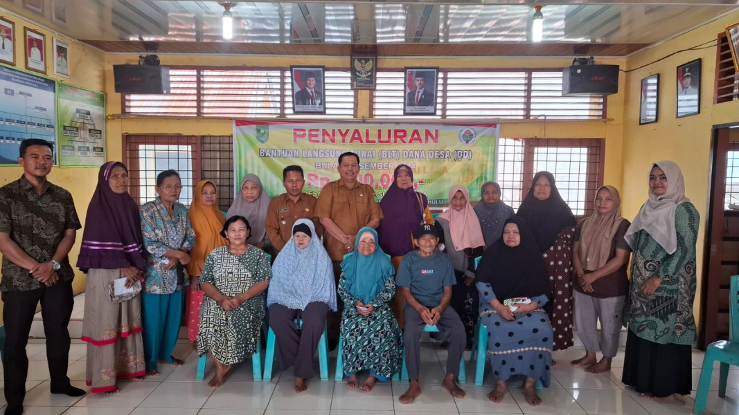 Penyaluran BLT 2024 di Desa Perkebunan Sungai Lalak: 25 Keluarga Penerima Manfaat Terima Haknya