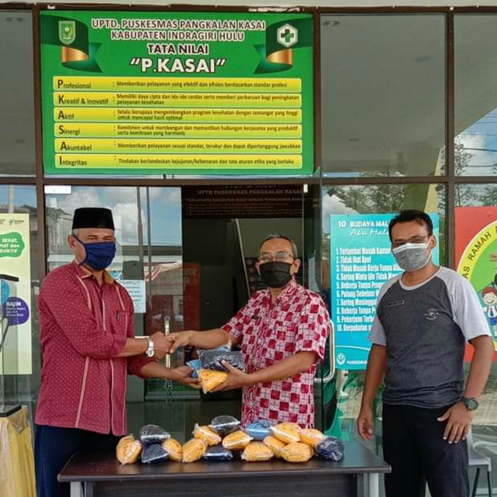 Ketua DPRD Inhu Kembali Serahkan Bantuan Masker ke Puskesmas Pangkalan Kasai