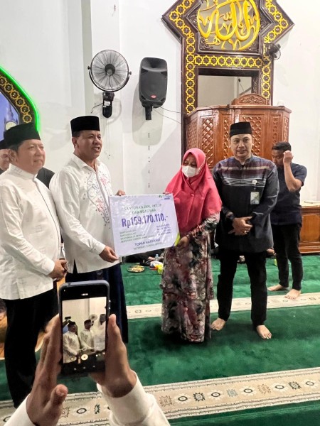 BPJS Ketenagakerjaan Serahkan Santunan Rp159 Juta pada Safari Ramadan Pemprov Riau di Kuantan Singingi