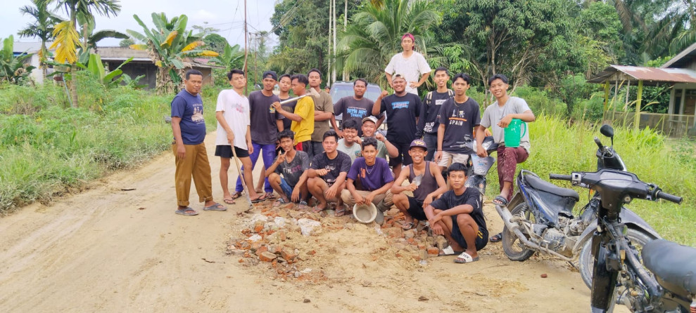 Wow!! Pemuda Berapit Perbaiki Jalan Becek agar Mudah Dilewati