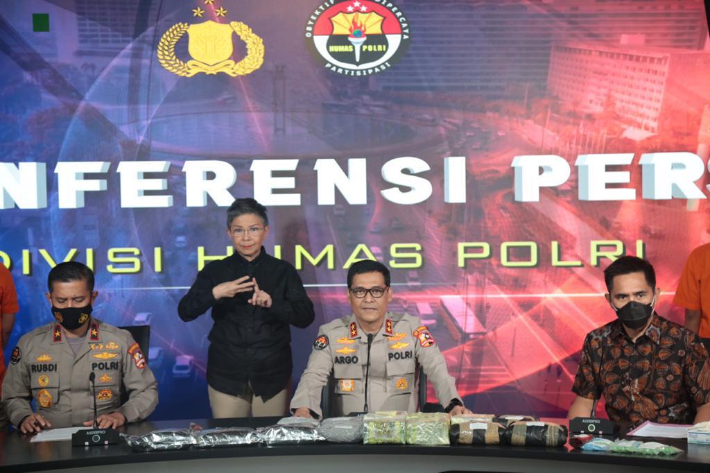 Gelar Konferensi Pers, Mabes Polri Hadirkan Juru Bicara Isyarat untuk Kaum Difabel