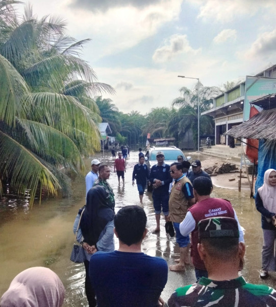 Ringankan Beban. Masyarakat Terdampak Banjir Bupati Tinjau Dan Salurkan Bantuan di Baserah dan KHS