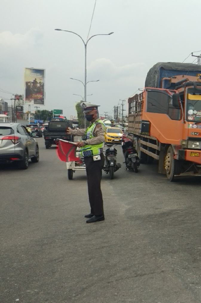 Unit lantas Polsek Tampan Urai Kemacetan Akibat Kerusakan Truck Tronton