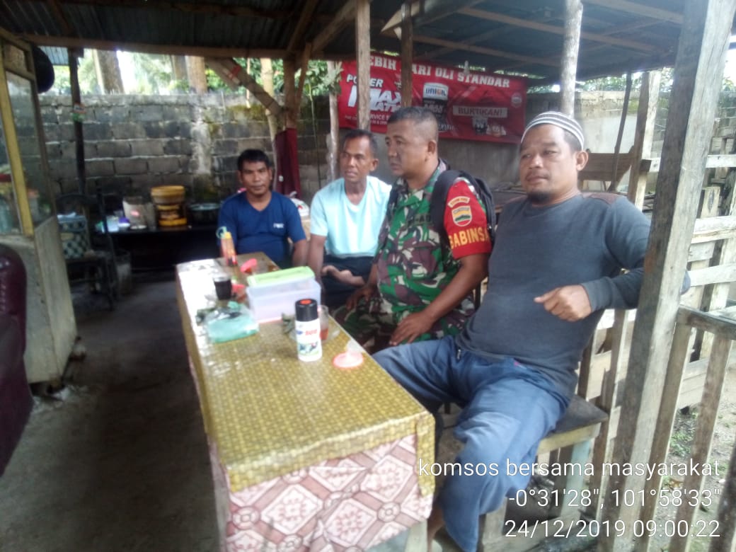 Musim Hujan Babinsa Serda Mulyonsen Berikan Dorongan Bercocok Tanam Dikelurahan Peranap