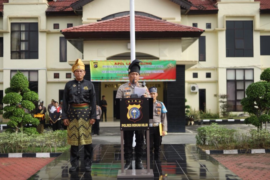 Kapolres Launching Penggunaan Tanjak di Lingkungan Polres Rohil