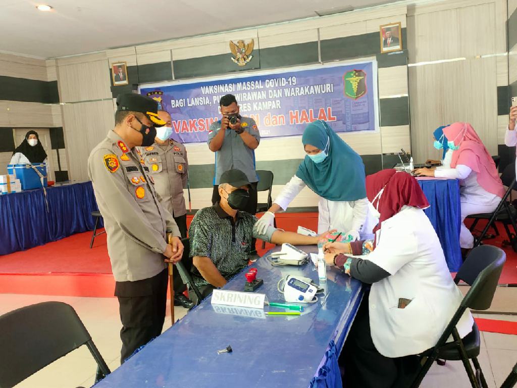 Polres Kampar Gelar Vaksinasi Massal COVID-19 Bagi Lansia, Purnawirawan dan Warakawuri