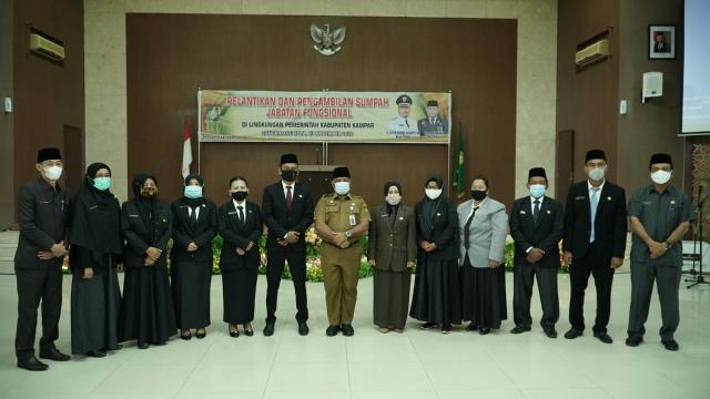 33 ASN Fungsional dengan 8 Macam Bidang Tugas Dilantik dan Diambil sumpahnya 