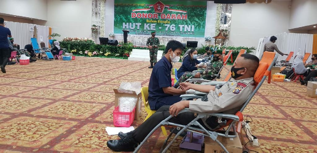 Sebanyak 30 Personel Sat Brimob Polda Riau Ikuti Bakti Sosial Donor Darah Peringati HUT TNI ke-76