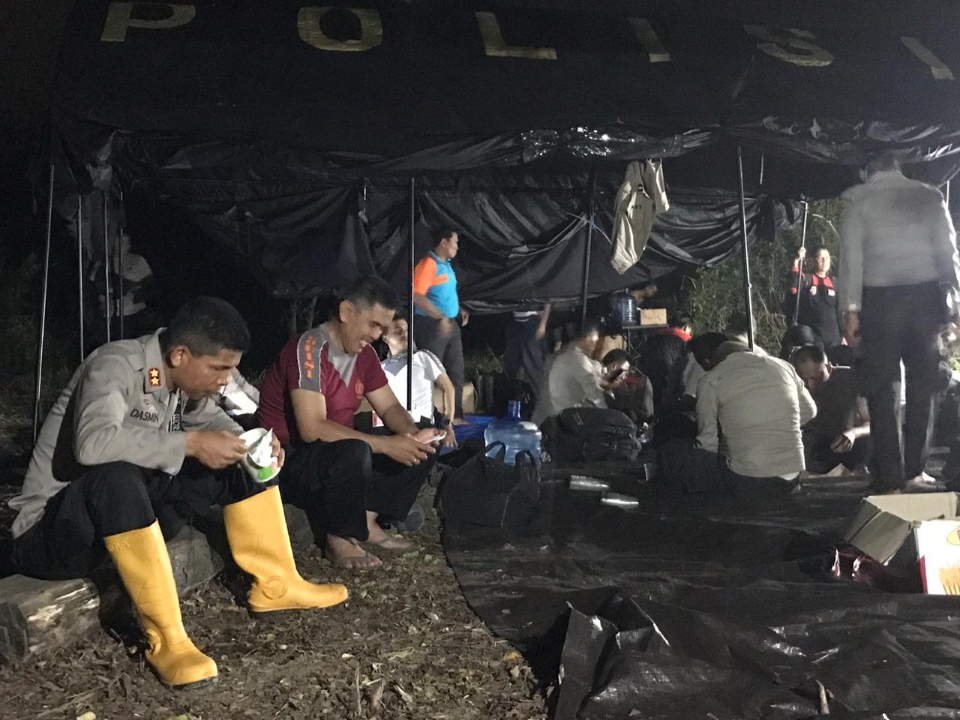 Beri Semangat Untuk Personel, Kapolres Inhu Turun  ke Lokasi Karlahut di Pulau Gelang