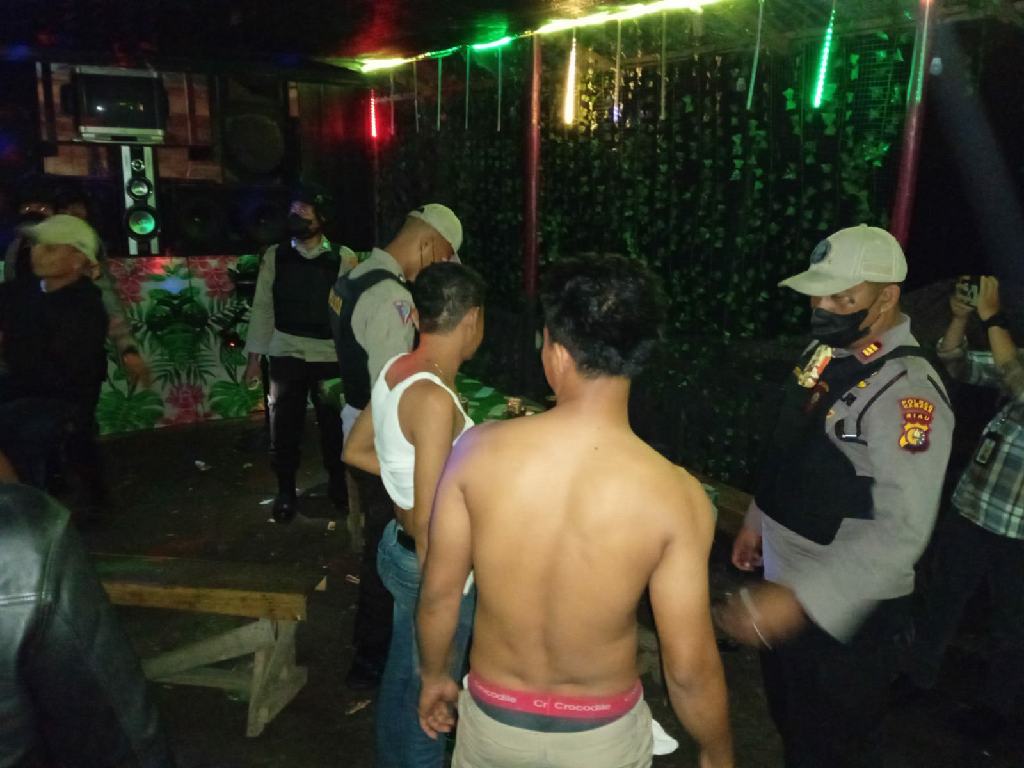 Razia Tim Tembak Polres Kampar, Sasar Cafe Remang-remang di Desa Sukamulya