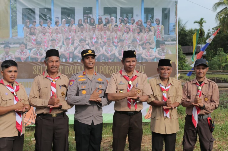 Dukung Kegiatan Pramuka, Kapolsek Teluk Belengkong Hadir Langsung di Pembukaan PORSEKA IV