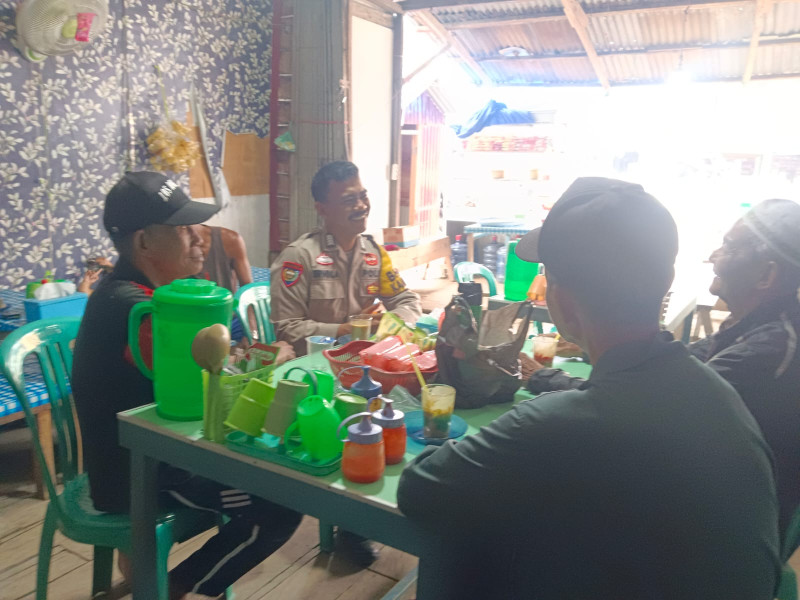 Duduk Bersama Warga,  Bripka Erwin Sampaikan Himbauan Kamtibmas Jelang Pilkada Serentak 2024